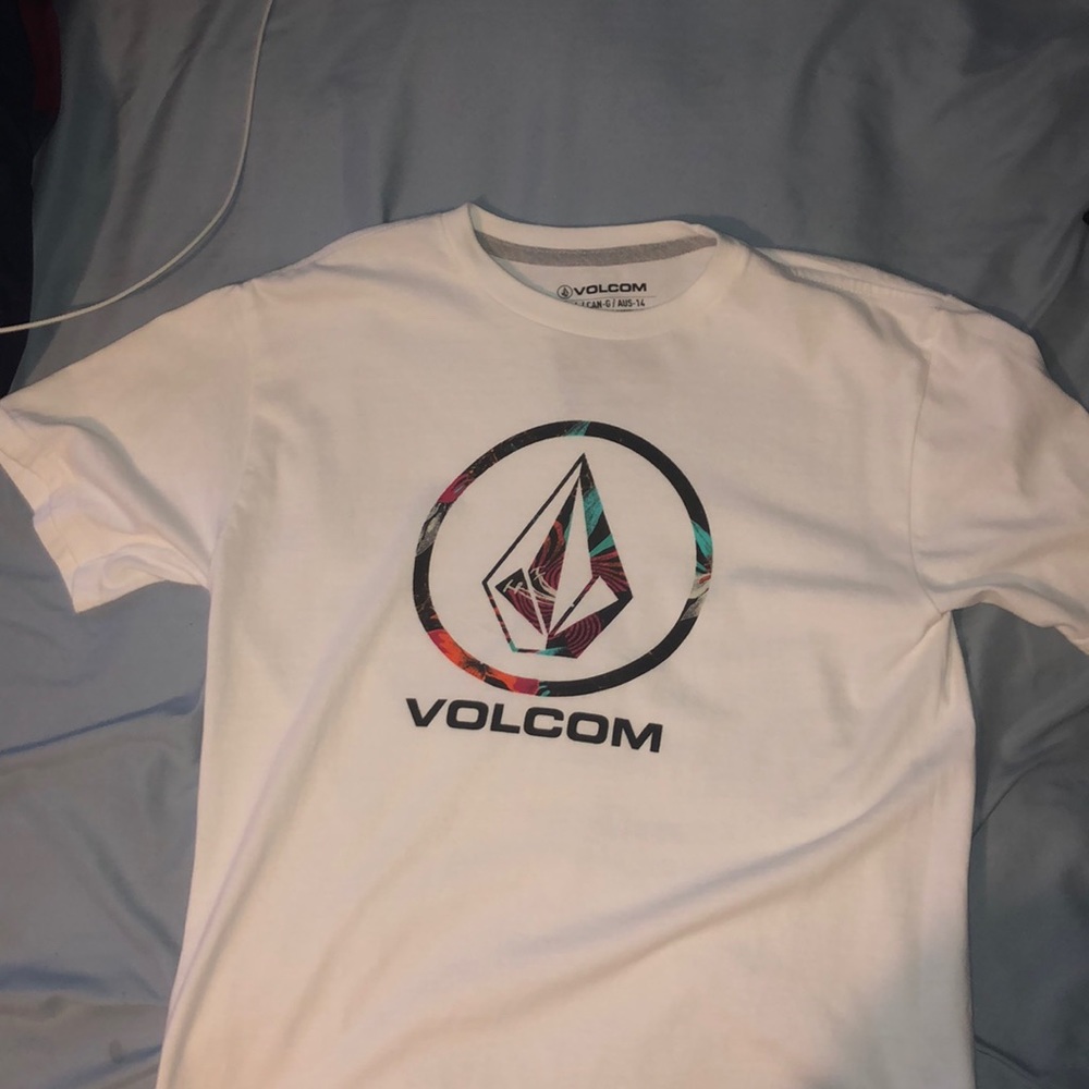 men’s large volcom shirt